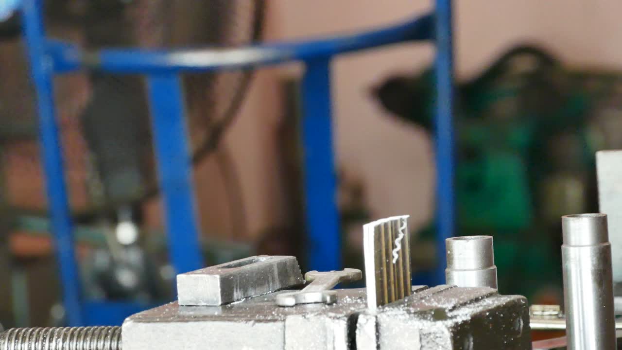 hombre de primer plano moliendo una pieza de metal