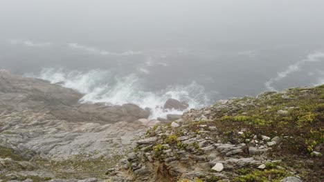 Ola-Desde-Un-Acantilado-En-Pointe-Du-Raz-En-Bretaña,-Visto-Desde-Arriba