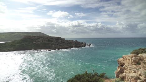 Gajn-Tuffieha-Bay-Mit-Il-Qarraba-Felsen-Und-Tosendem-Türkisfarbenem-Mittelmeer