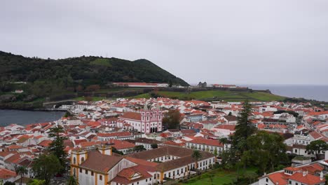 toma estática amplia de la ciudad volcánica de angra do heroismo