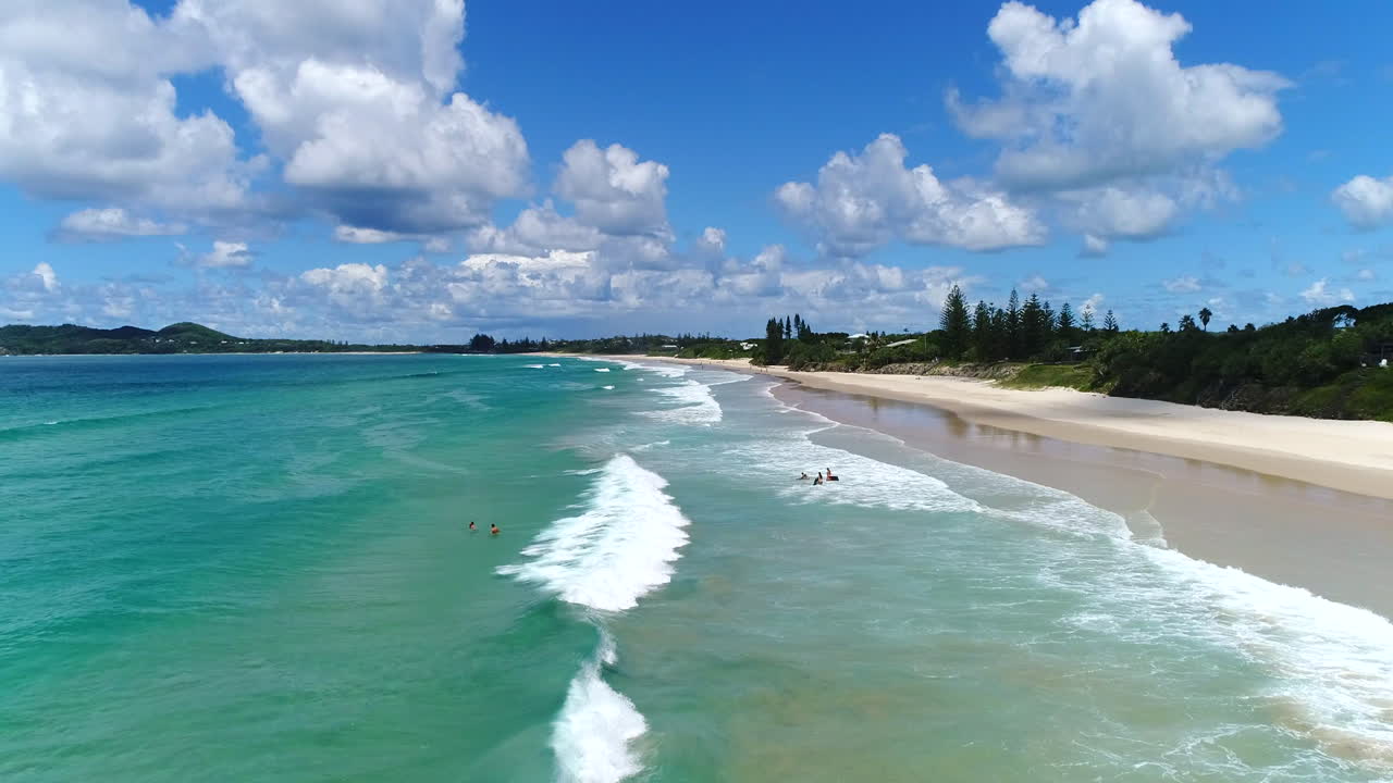 해변에 부서지는 파도의 공중 촬영