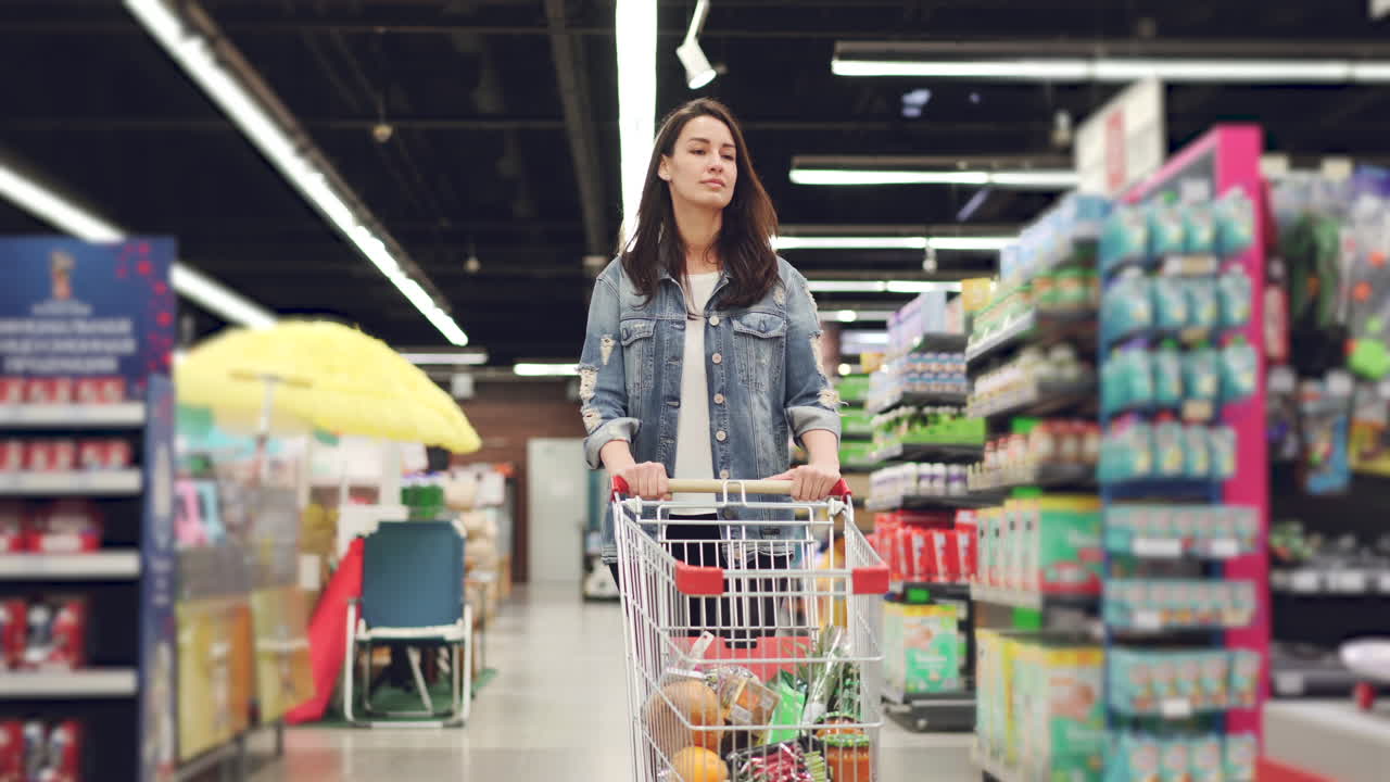 mujer comprando en una tienda de comestibles