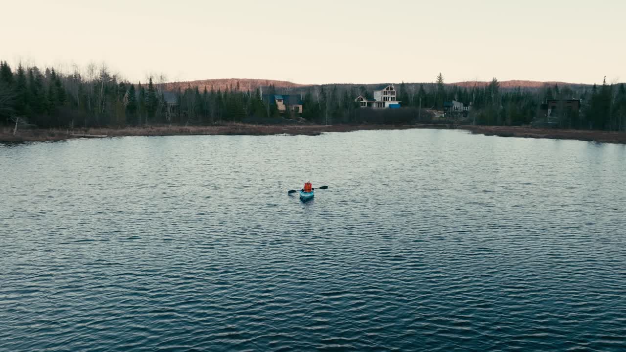 un turista en kayak en el hermoso lago de saint-come, quebec, canadá