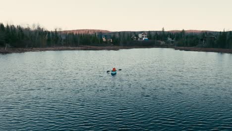 Un-Turista-En-Kayak-En-El-Hermoso-Lago-De-Saint-come,-Quebec,-Canadá