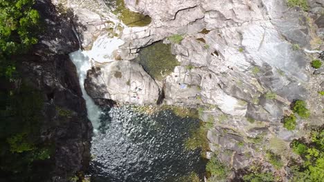 Wasser,-Das-Aus-Dem-Schwimmloch-In-Der-Behana-Schlucht-Fließt