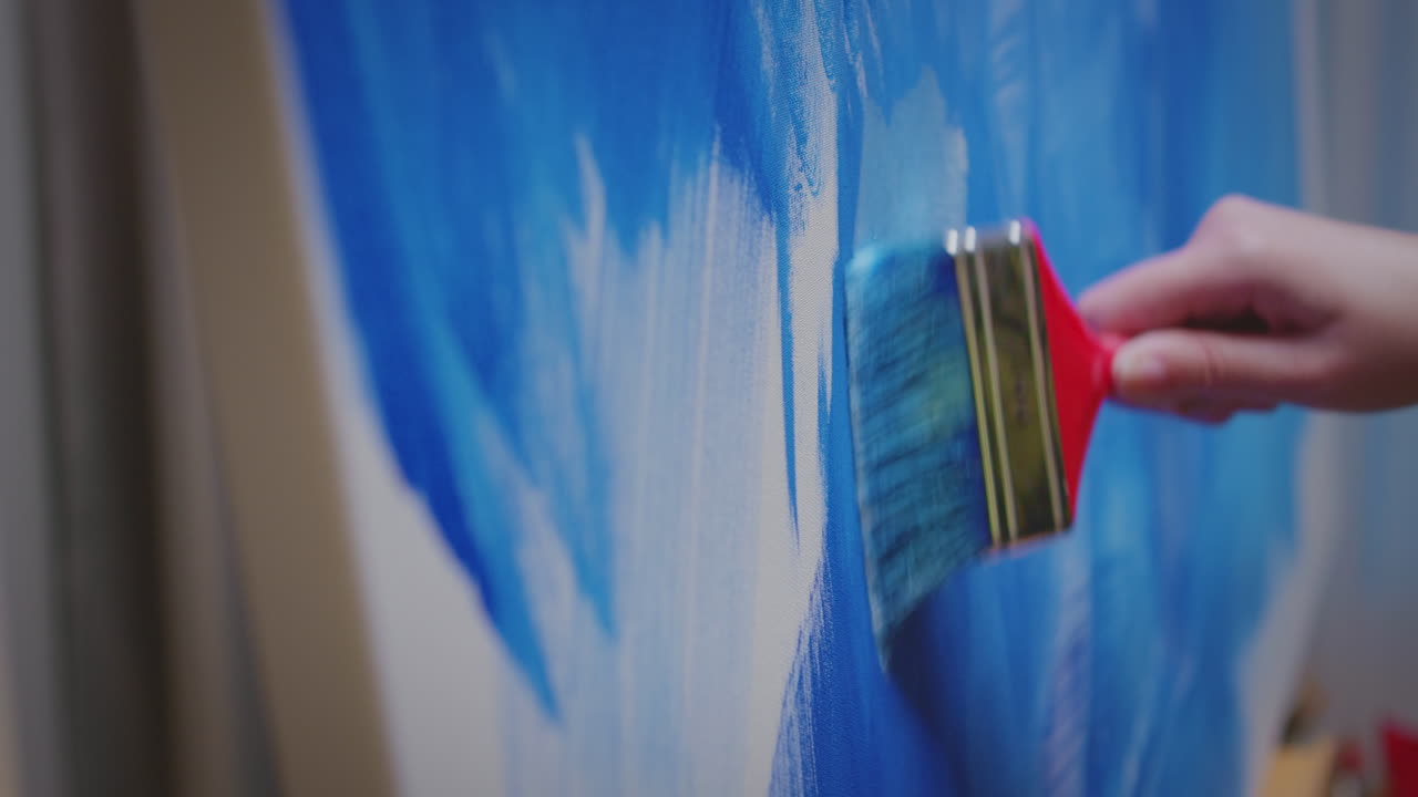 pincel de pintura en el lienzo