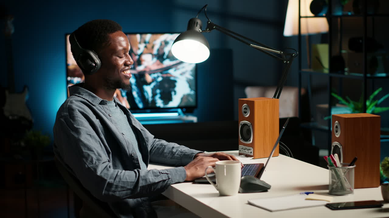 especialista afroamericano cerrando el saldo mensual con un espectáculo en auriculares