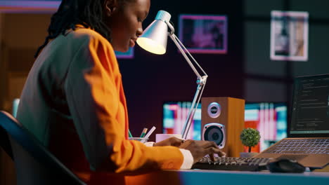 ingeniero de sistemas afroamericano que utiliza el sistema de ia para escribir código de programa de computadora