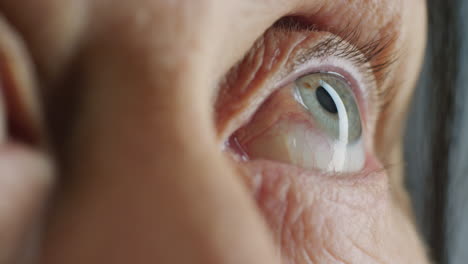 macro de cerca ojos azules mujer vieja buscando curiosidad saludable de mediana edad concepto de la vista