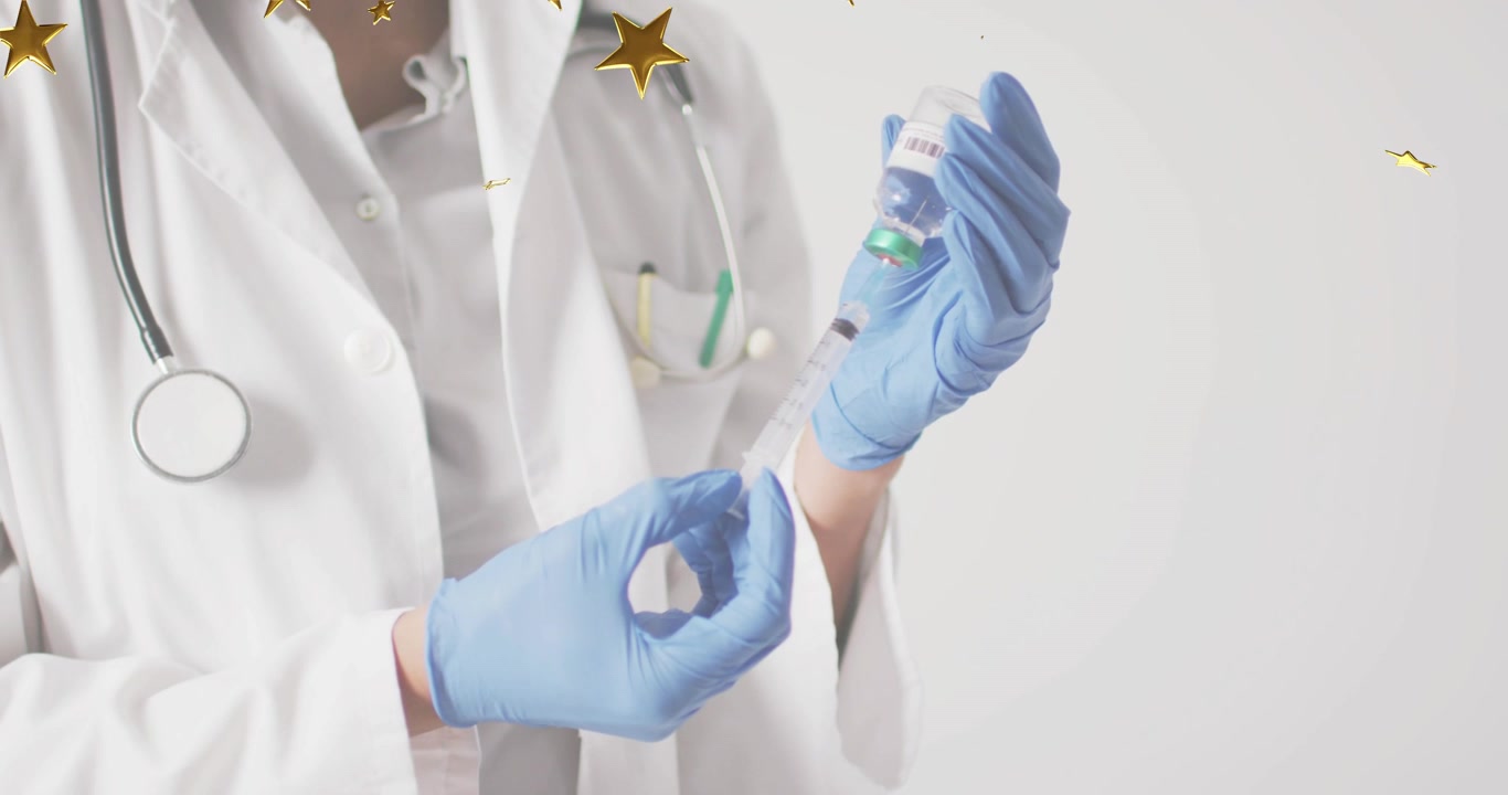 Profissional de saúde feminina posicionando seringa e preparando dose de vacina em meio a estrelas douradas flutuando.