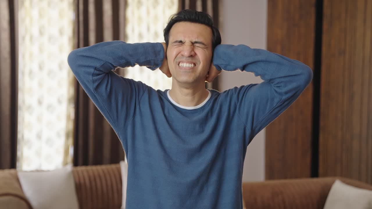 스트레스를 받고 좌절한 인디언 남자가 미쳐가고 있습니다.