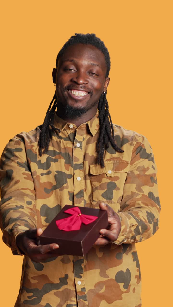 Video verticale: persona afroamericana che offre una confezione regalo alla sua ragazza