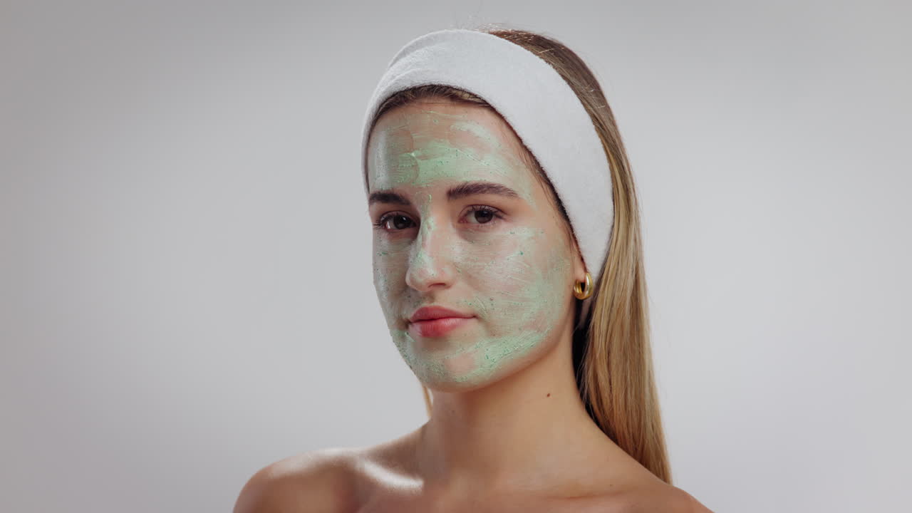 Frau, die eine Gesichtsmaske anwendet