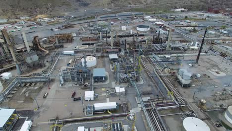 toma aérea de una instalación de procesamiento de petróleo en salt lake city, utah