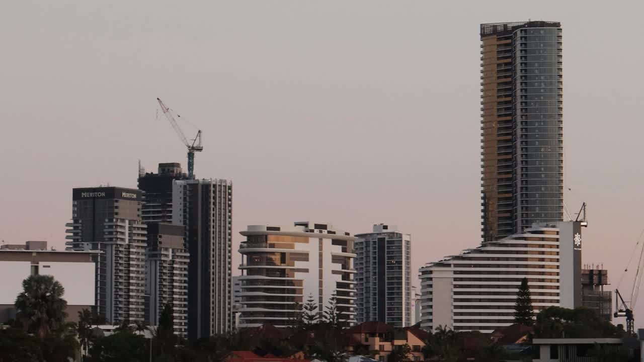 time-lapse de un horizonte de la ciudad durante la puesta del sol