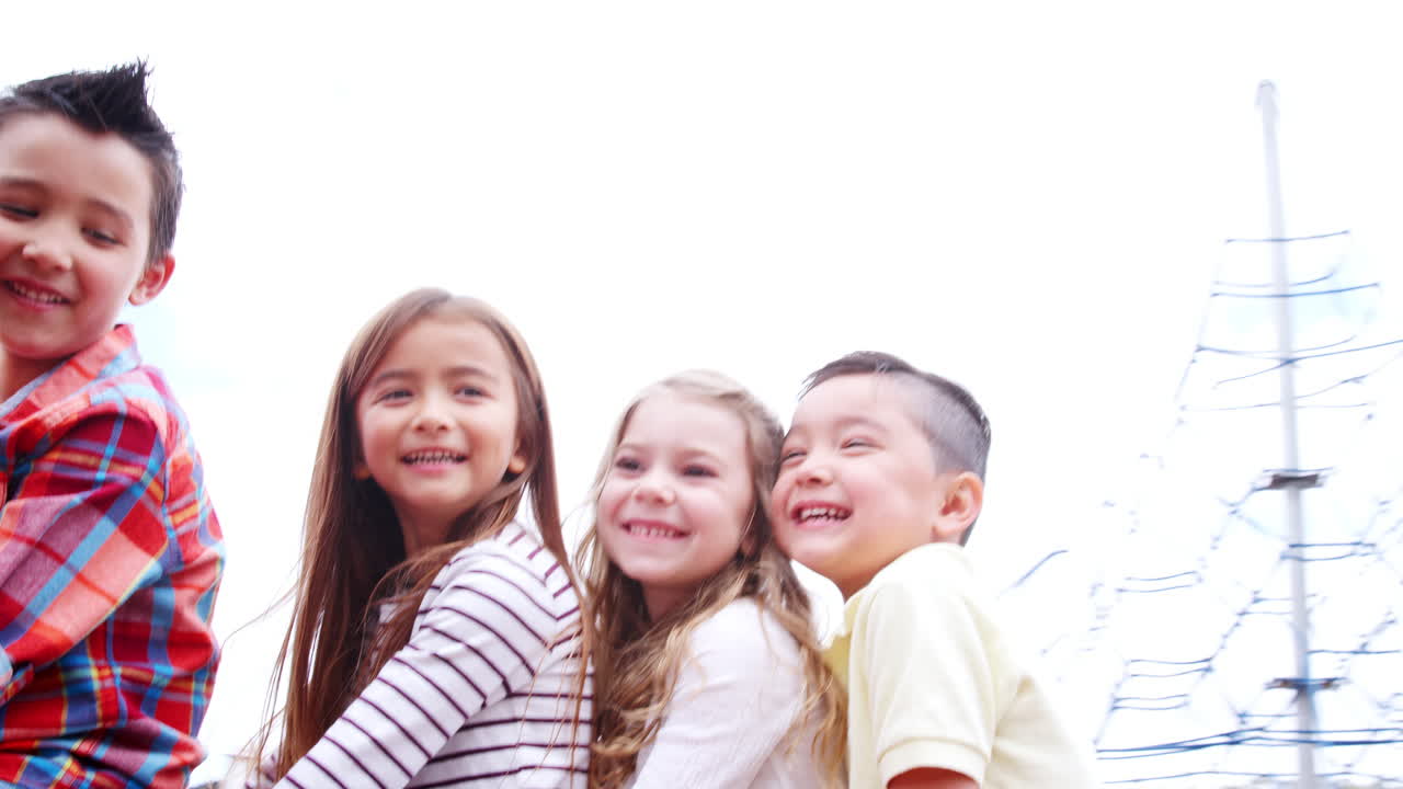 초등학교 아이 들 이 놀이터 에서 뒤로 회전 하고 있다