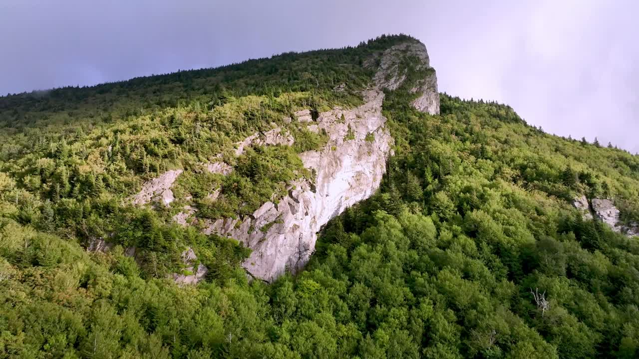 afloramientos de roca desde la cima de la montaña abuelo de linville nc, carolina del norte