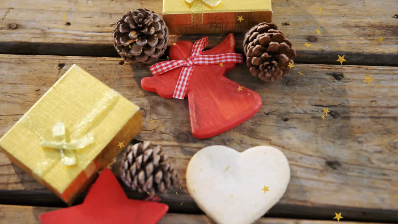 카메라가 앞으로 움직여 기울면서 선물 상자, 솔방울, 장식품에 초점을 맞추고 금색 별 모티프가 떠다니고 있어요.