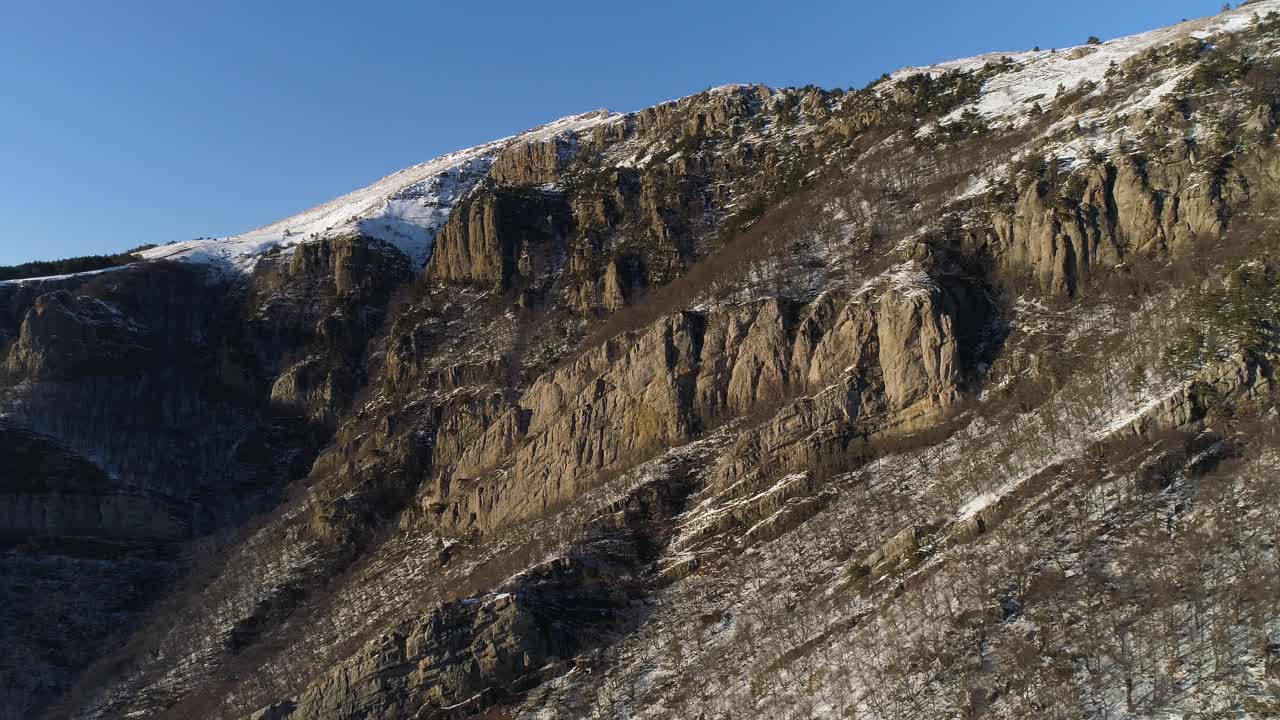 picos de montañas nevadas y acantilados