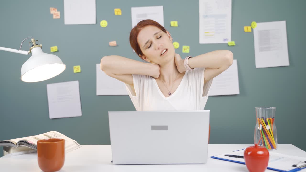 목이 아픈 여자.