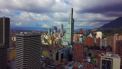 Hermosa-Toma-Aérea-De-Establecimiento-De-Edificios-Antiguos,-Modernos-Rascacielos-Y-Barrios-En-El-Centro-De-Bogotá,-Colombia-2