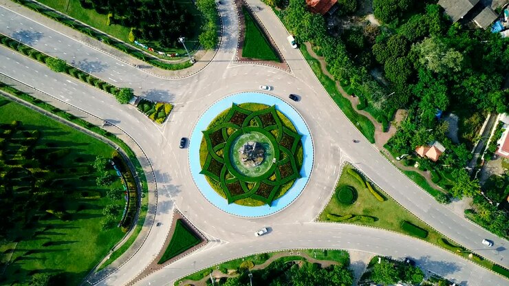 Vista aérea de um belo jardim verde com rotatória no jardim Royal Park Rajapruek (Exposição Internacional de Horticultura Royal Flora Ratchapruek), Chiang Mai, Tailândia
