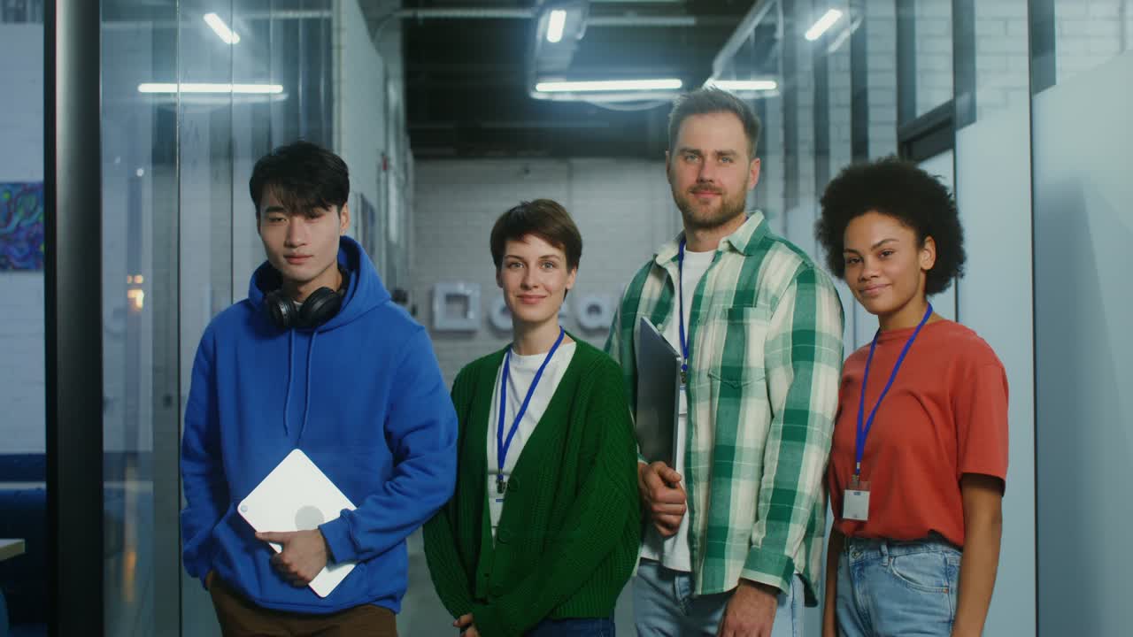 un grupo de personas de diferentes nacionalidades están sonriendo mirando a la cámara