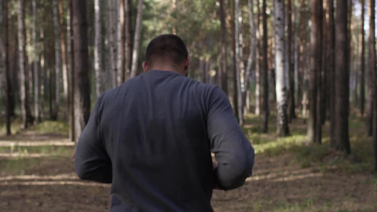 숲에서 달리는 남자