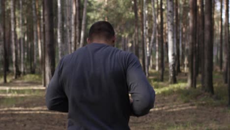 hombre corriendo en un bosque