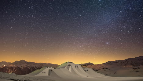 Estrellas-En-órbita-Lapso-De-Tiempo-En-El-Brillante-Cielo-Nocturno-Sobre-Snowpark-Con-Impresionantes-Saltos-De-Esquí,-Múltiples-Estrellas-Fugaces