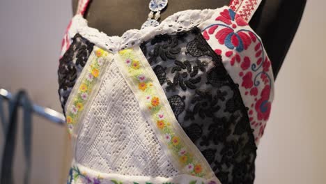 detalles en primer plano de un vestido vintage bordado con encaje y patrones florales