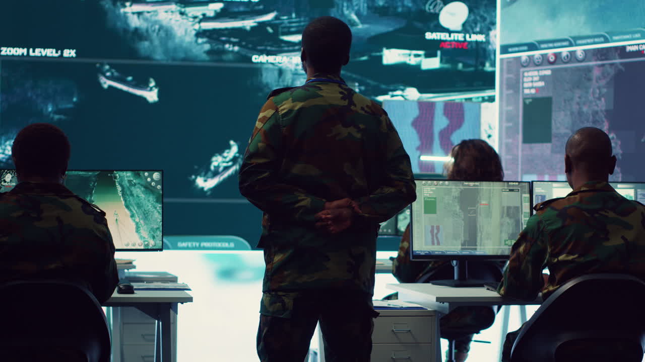 лидер военного подразделения проводит разведывательную операцию по сбору данных