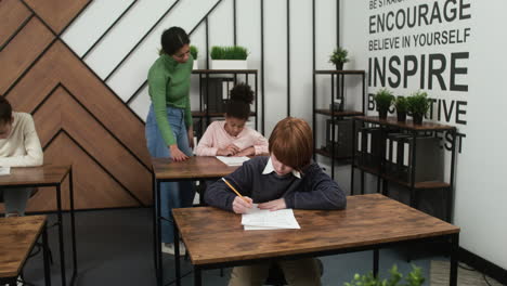학교에 다니는 학생들