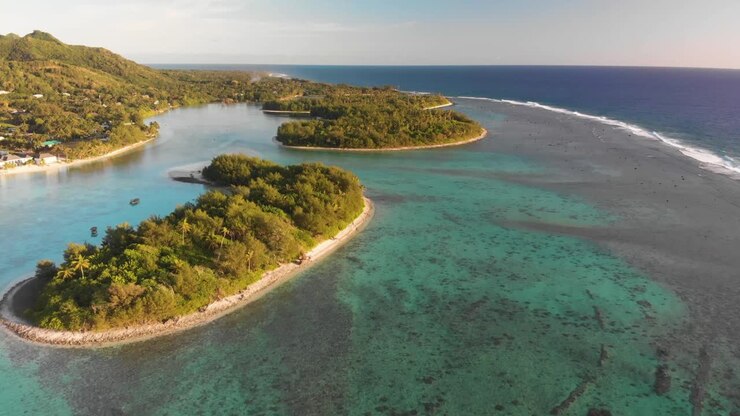 Vista aerea della splendida laguna di Muri e della costa a Rarotonga, nelle Isole Cook, nel Pacifico meridionale.
