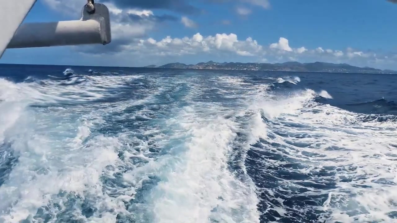 Scia di un traghetto che naviga nel Mar dei Caraibi tra le isole di St. Maarten e St. Barthelemy