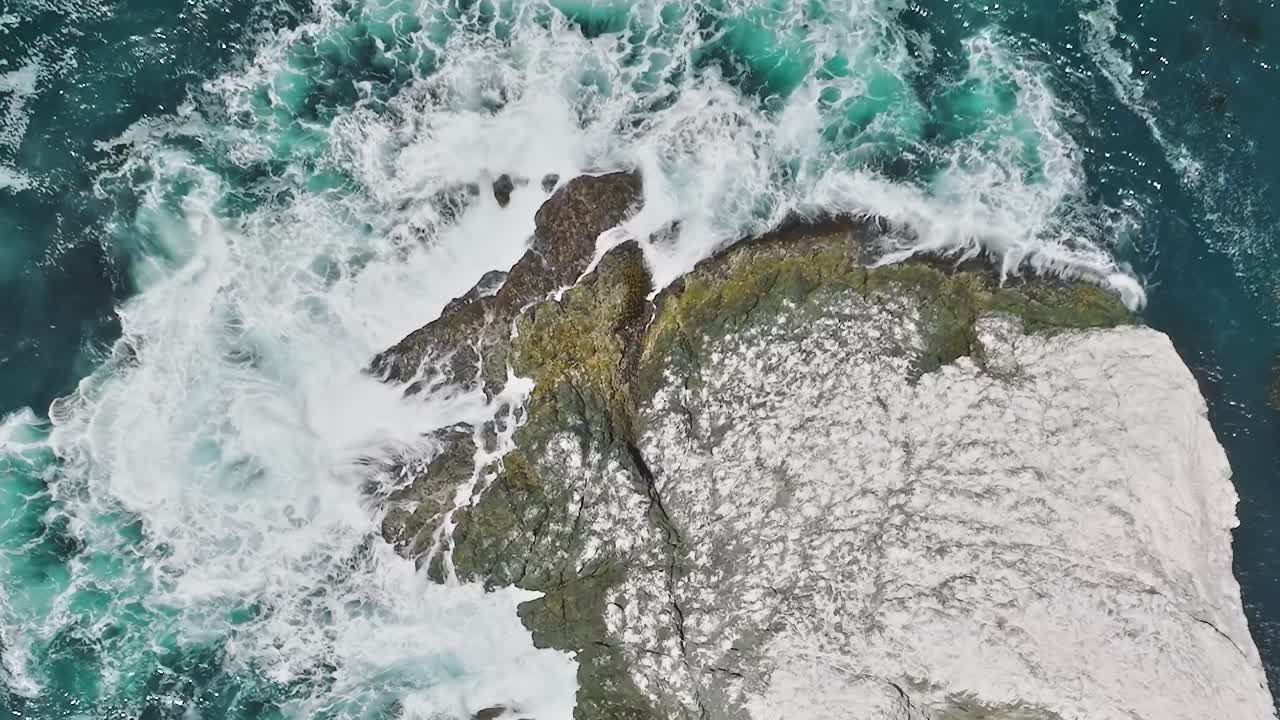 Le onde si infrangono contro le rocce in California durante le ore diurne.