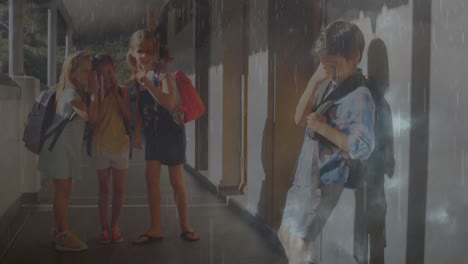 Zusammengesetztes-Video-Von-Regenfällen-Und-Gewittern-Gegen-Eine-Gruppe-Von-Schülern,-Die-Einen-Jungen-In-Der-Schule-Schikanieren