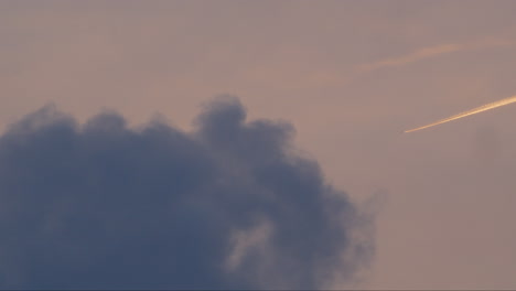 el rastro de un avión en el cielo