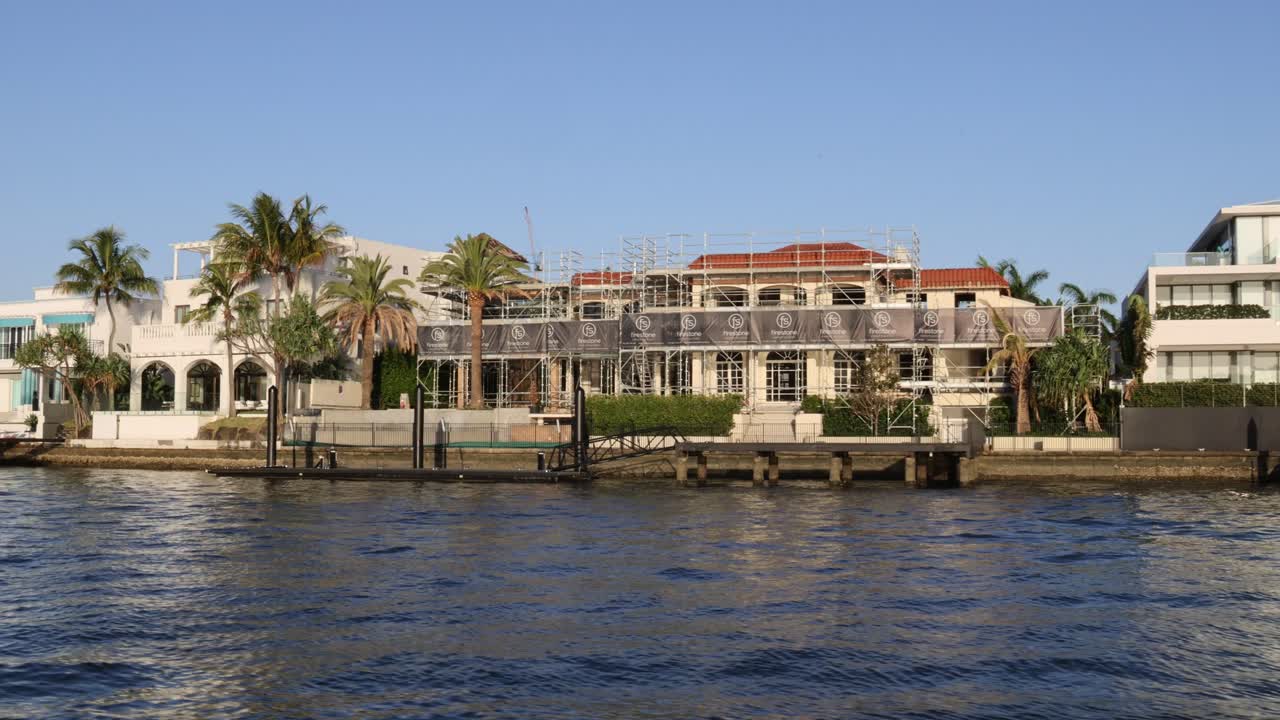 해안가 에 있는 고급스러운 집 들 의 파노라마 풍경