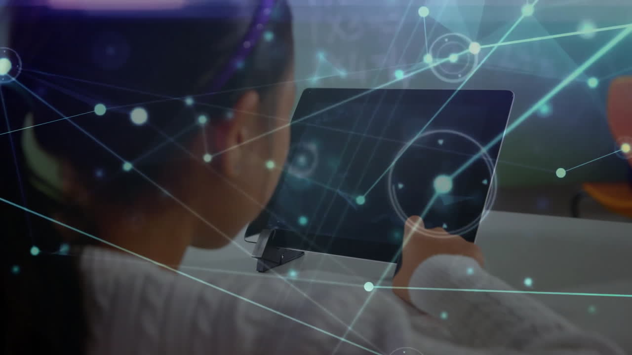 네트워크 연결 및 데이터 처리 애니메이션 컴퓨터를 사용하는 사람