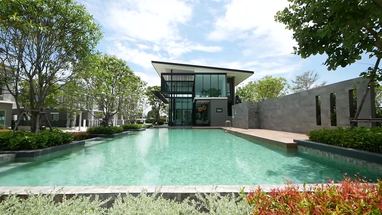 아름다운 정원이 있는 현대적이고 평화로운 수영장