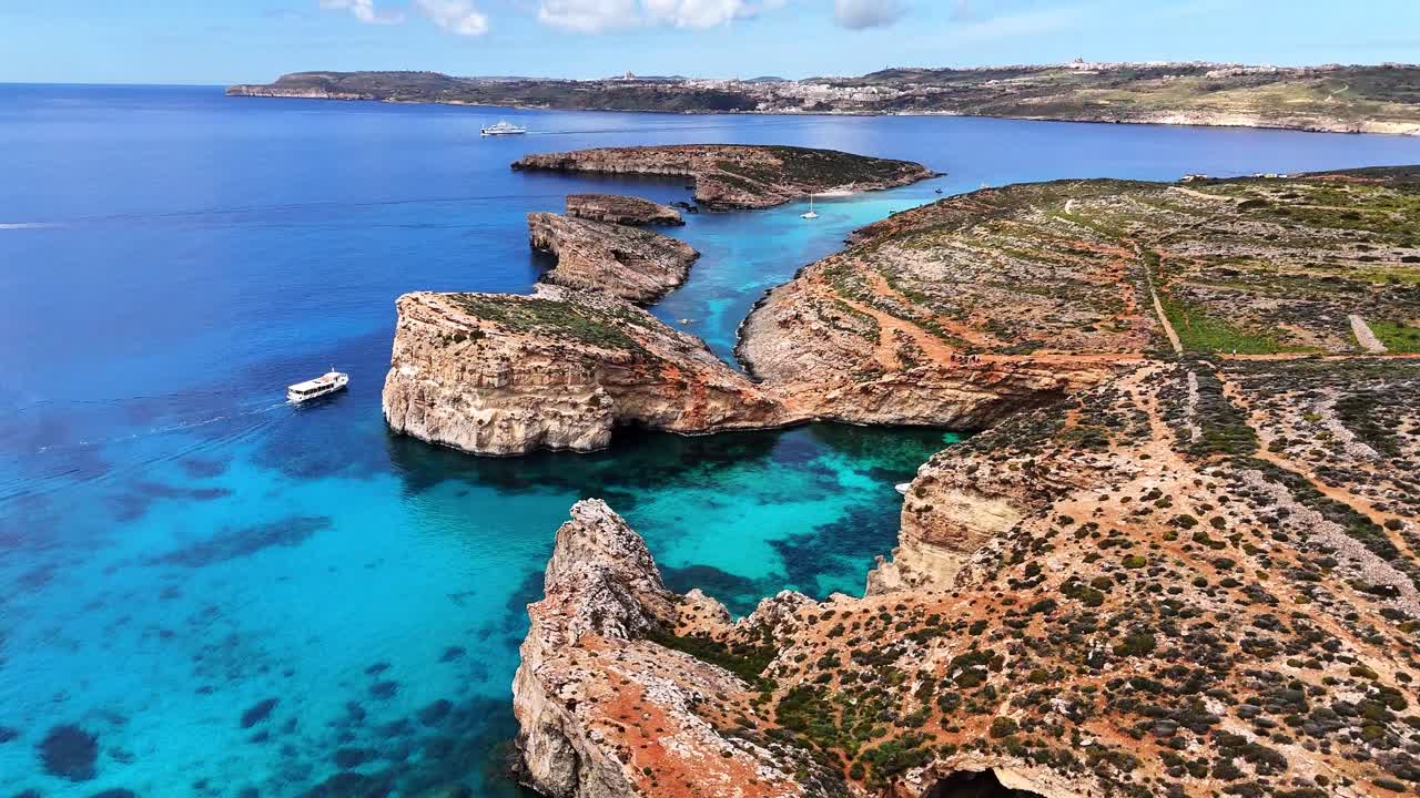 Comino Kemmuna Għajnsielem Gozo e Distretto di Comino Malta con scogliere stratificate di calcare globigerina e il canale della Laguna Blu tra Comino e Cominotto con lo sfondo della costa di Gozo, vista in avanti.