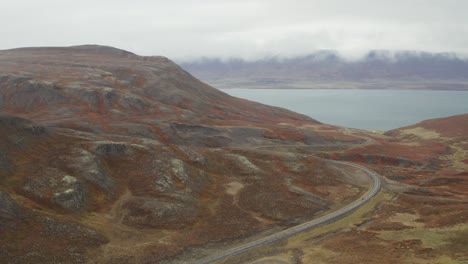 Luftdrohnenaufnahme-Der-Herbstlichen-Farblandschaft-über-Nordisland-Bei-Sonnenaufgang