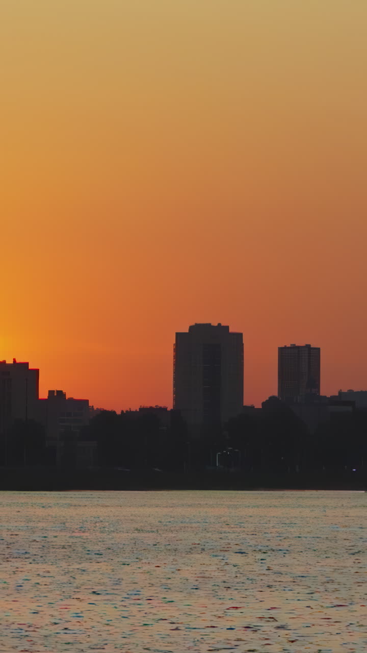 Atardecer en la ciudad sobre el agua