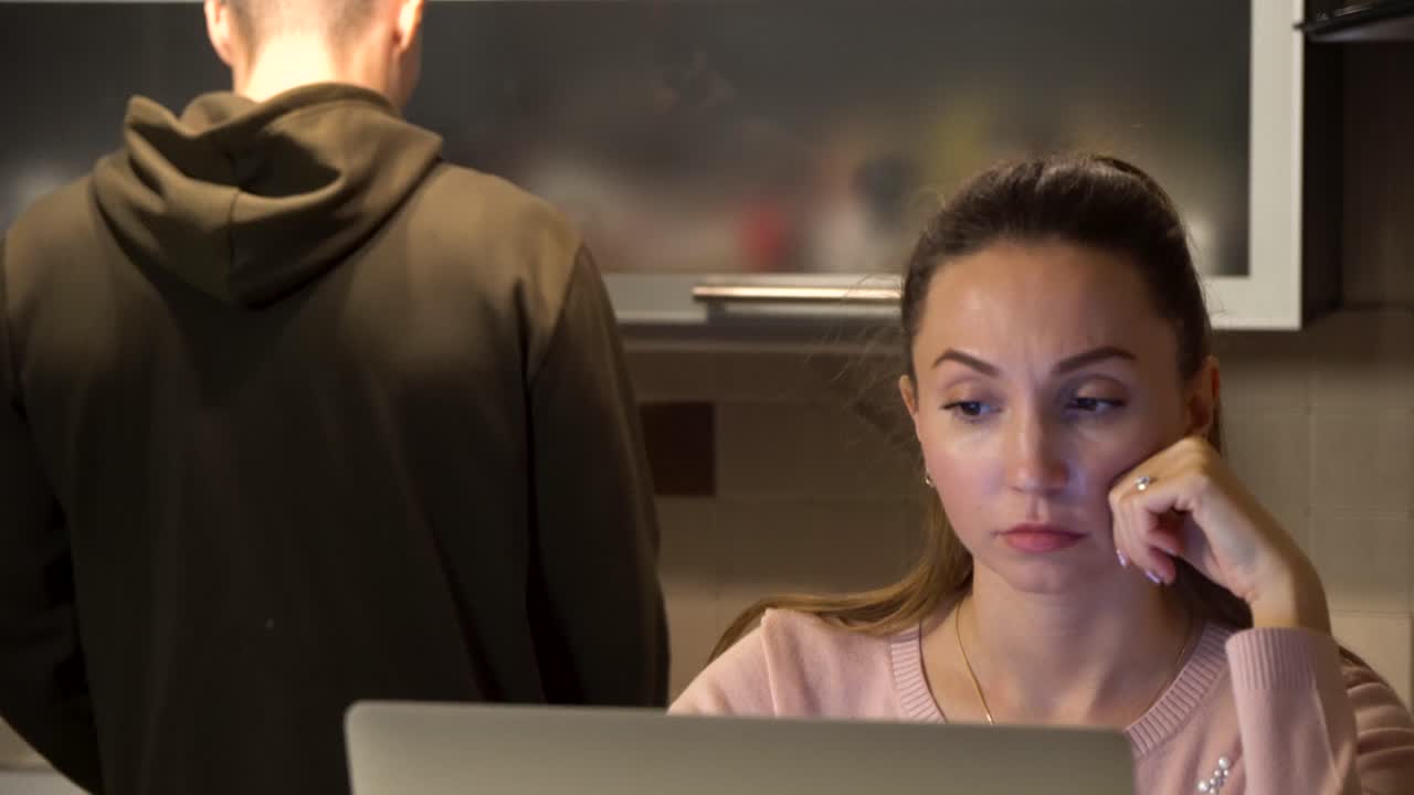 pareja trabajando juntos en el hogar