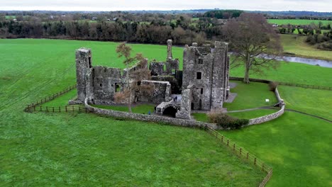 Video-Aéreo-De-Meath-Del-Condado-De-La-Abadía-Bectiva-Que-Data-De-1147-En-El-Hermoso-Valle-De-Boyne-Cerca-De-Navan