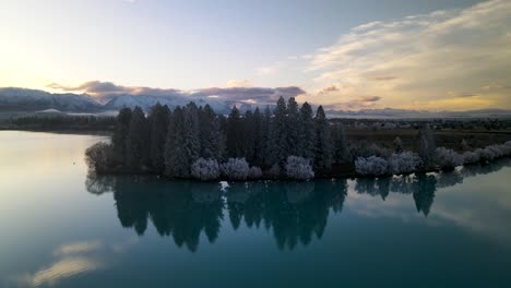 árboles-Reflejándose-En-El-Lago-Durante-La-Puesta-De-Sol-En-Un-Día-De-Invierno