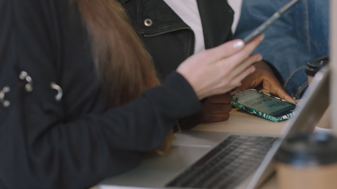 personas de negocios de cerca manos usando computadora tableta digital mujer líder de equipo afroamericana compartiendo ideas entrenando estudiantes en diversos lugares de trabajo de oficina