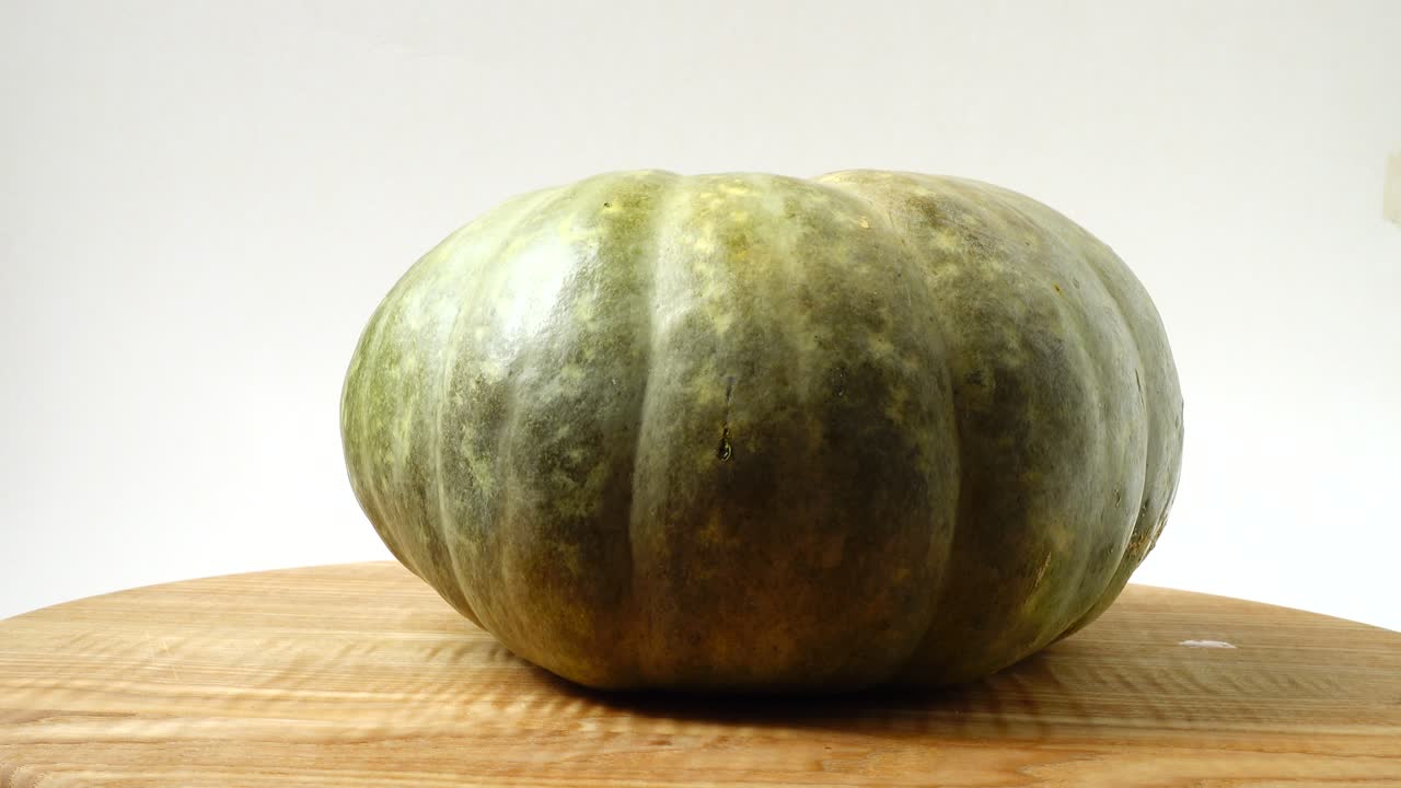 Zucca su un tagliere da cucina. Ripresa in movimento. Ripresa in movimento