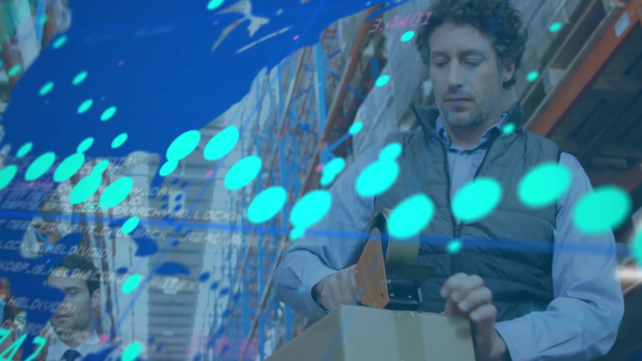 데이터 프로세싱의 애니메이션과 창고에서 백인 남성 노동자에 대한 세계 지도